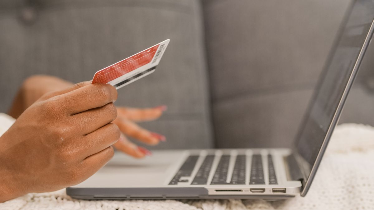 Buy now pay later vs credit card – person using a credit card for online shopping on a laptop
