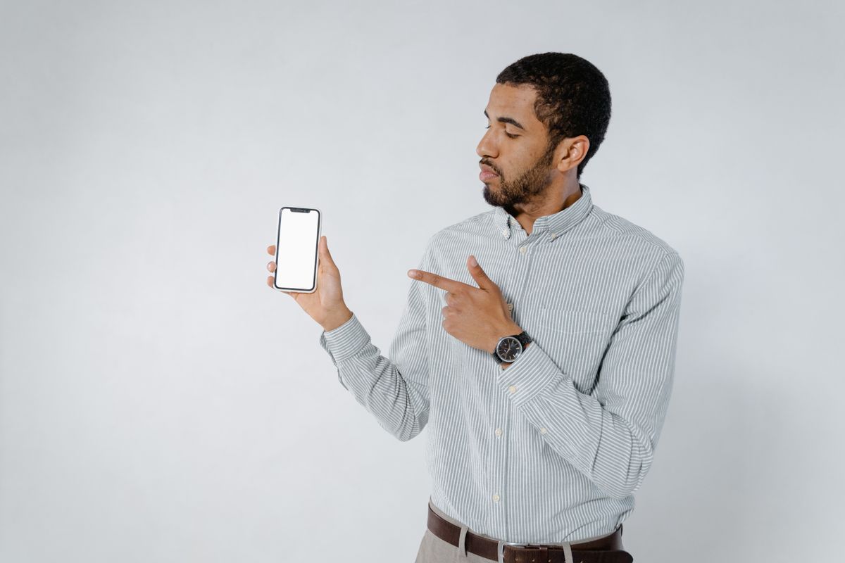 Legit loan apps in Nigeria – man pointing at a smartphone screen