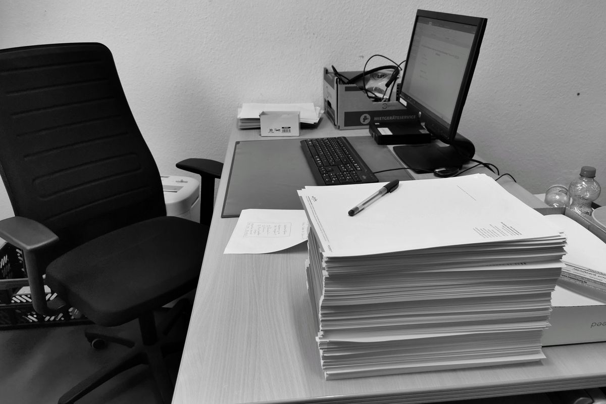 LLC vs sole proprietor vs S corp – office desk with business paperwork and a computer